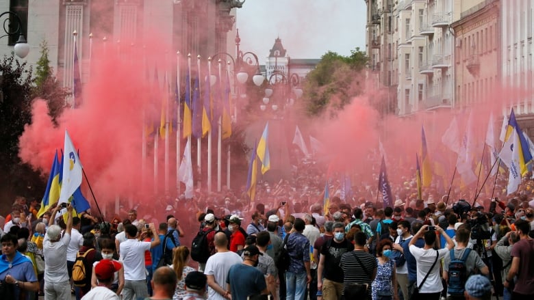 Ex-president Poroshenko draws thousands of supporters at Ukraine ...