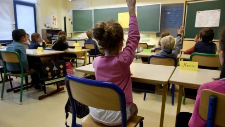 Pupils sit in a classroom at a primary school on the first day of the new school year on September 4, 2017, in Quimper, western France. / AFP PHOTO / FRED TANNEAU (Photo credit should read FRED TANNEAU/AFP via Getty Images) Questions or answers