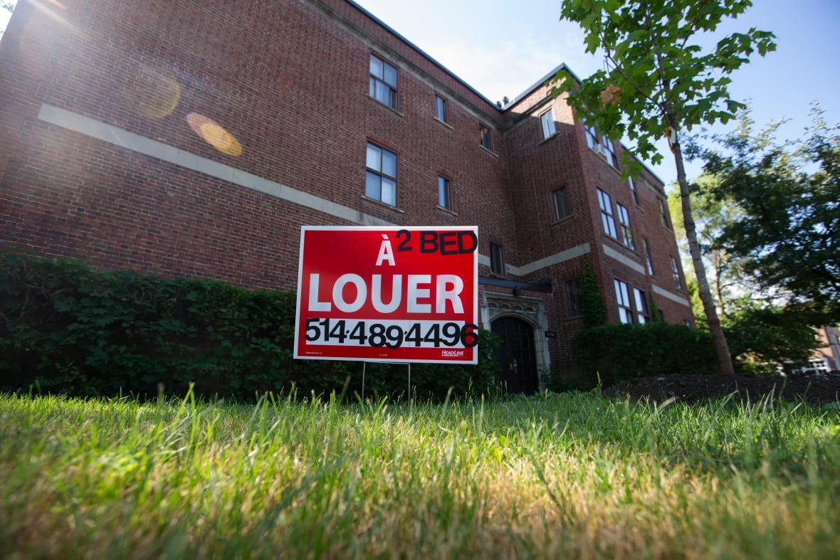 An A Louer sign for a two-bedroom apartment on a lawn.