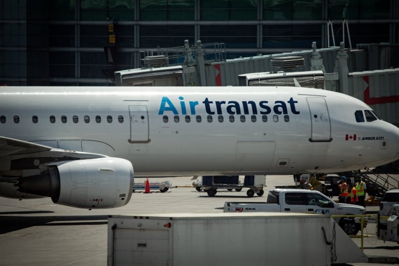 Air Transat « profondément désolée » d'avoir refusé un vol à un couple ukrainien vers le Canada, entraînant son expulsion