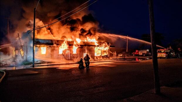 Firefighters battle huge blaze in Davidson, Sask., autobody shop