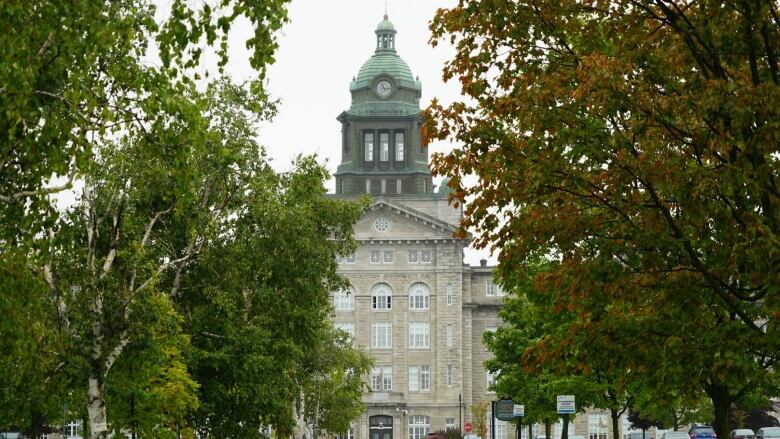 COVID-19 in Quebec: What you need to know on Friday; Students at Cégep de la Pocatière were forced to switch to online learning this week, after a back-to-school party in the region led to a COVID-19 outbreak. 