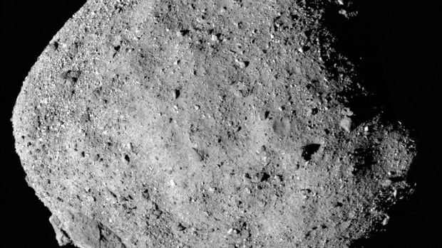 La sonda spaziale OSIRIS-REx della NASA inizia il suo viaggio di due anni con i detriti degli asteroidi