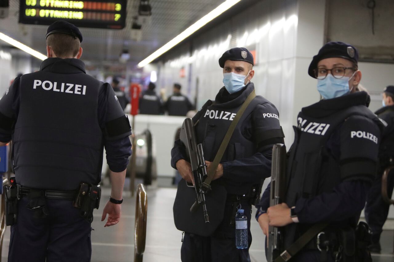 4 victims dead in Vienna attack, Austria declares official mourning