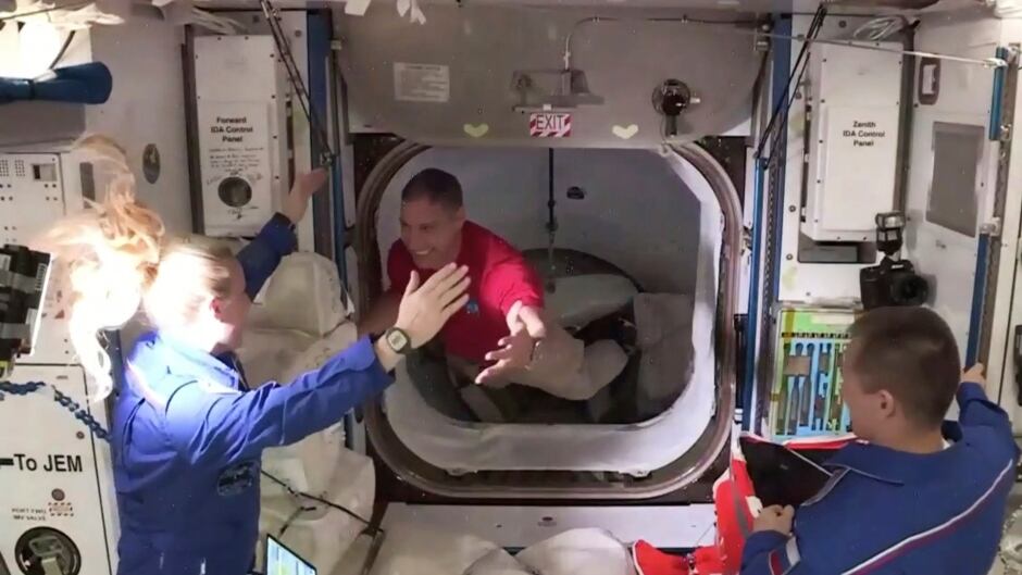 Spacex Capsule With 4 Astronauts Docks At International Space Station Cbc News