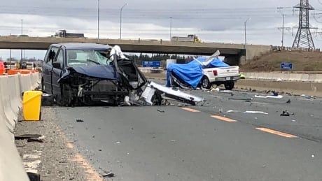 2 dead, 3 others injured in Highway 401 crash in Mississauga 2 dead, 3 others injured in Highway 401 crash in Mississauga
