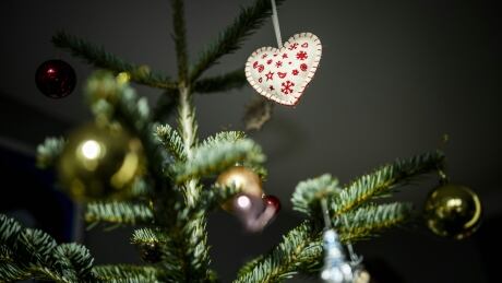 Decoarations are seen in a Chrsitmas tree in Berlin on December 6, 2020. 1229978040
