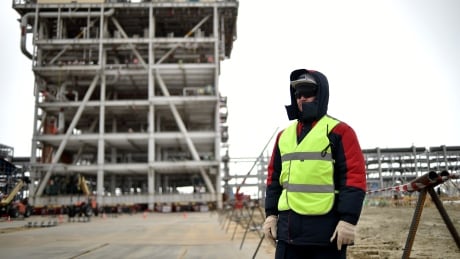 An employee stands at the construction site of a gas processing plant at the port of Sabetta in the Kara Sea shore line on the Yamal Peninsula in the Arctic circle, some 2450 km of Moscow on May 5, 2016.
Yamal LNG -- which is set to be launched in 2017 -- is a liquefied natural gas plant with a planned capacity of 16.5 million tonnes per year and is valued at $27 billion. It is located in on the Yamal peninsula, an Arctic region of Siberia that is a key Russian oil and gas producing region. Sabetta / Kara Sea / Russia