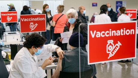There were some glitches and slowdowns on the first day of public vaccinations in Montreal on Monday, but hundreds of people received a dose at 15 different sites. COVID Que 20210301