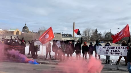 A union representing intervention workers protested outside Bordeaux prison Saturday, calling on the government to prioritize inmates in its COVID-19 vaccine rollout plans. Bordeaux prison protest