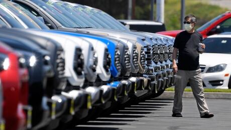 According to one report, sales of cars that cost between $80,000 and $90,000 grew by 91 per cent in the last quarter of 2020. By comparison, the sales rates of cars that cost less than $20,000 collapsed. It's another sign of our K-shaped recovery, says Jen Gerson.
Car dealership