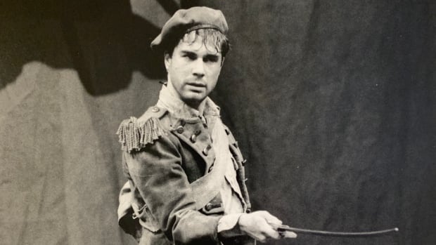 35 years later, Eric McCormack returns to his stage roots (via Zoom