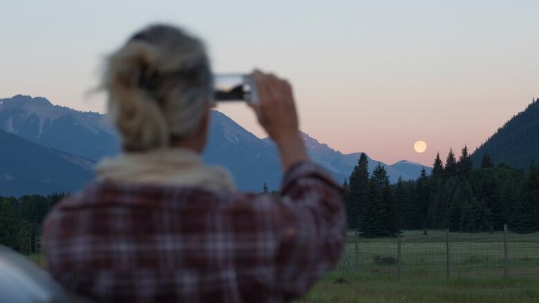 It's hard to take a photo of the moon: here's how to do it better