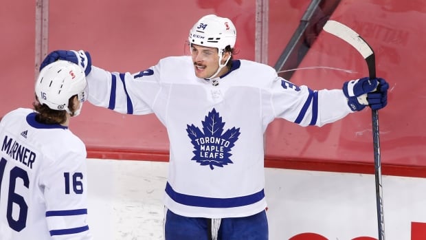 Matthews, Tavares lead Maple Leafs past Flames for 3rd straight win | CBC Sports