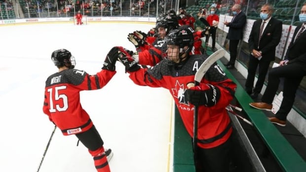 Canada defeats Russia for 1st U18 men's hockey title since 2013 | CBC Sports