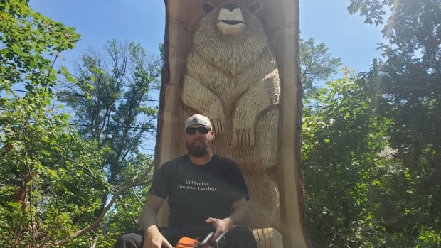 Dorval bear memorialized in 200-year-old tree trunk by local wood carver | CBC News