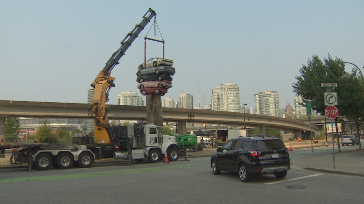 El 14 de agosto de 2021, los trabajadores de la ciudad usan una grúa para eliminar Trans Am Totome en el False Creek de Vancouver. La escultura eventualmente se transferirá a otra parte de la ciudad después de que el pájaro se limpie con la flor.