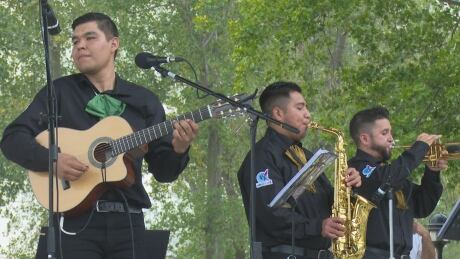 Migrant workers in Leamington, Ont., use music to keep spirits up while away from family Migrant workers in Leamington, Ont., use music to keep spirits up while away from family
