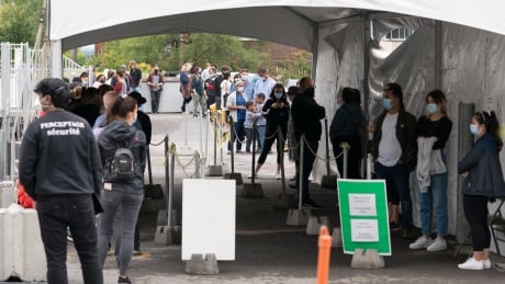 People lineup at a COVID-19 testing clinic Wednesday, Sept. 15, 2021 in Montreal. THE CANADIAN PRESS/Ryan Remiorz QUE COVID 20210915