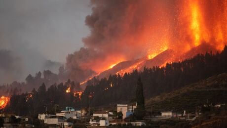 Mount Cumbre Vieja erupts in El Paso, spewing out columns of smoke, ash and lava as seen from Los Llanos de Aridane on the Canary island of La Palma on September 19, 2021. - The Cumbre Vieja volcano erupted on Spain's Canary Islands today spewing out lava, ash and a huge column of smoke after days of increased seismic activity, sparking evacuations of people living nearby, authorities said. Cumbre Vieja straddles a ridge in the south of La Palma island and has erupted twice in the 20th century, first in 1949 then again in 1971. 1235366897