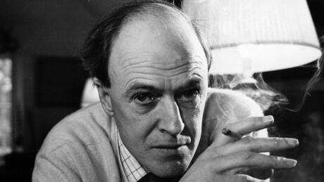 British children's author, short-story writer, playwright and versifier Roald Dahl poses for a photo on Dec. 11, 1971. Netflix is reportedly in talks to acquire the author's catalogue, Bloomberg News reported on Tuesday. 2638994
