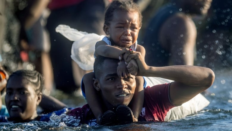 Thousands of Haitian migrants arrive at Texas border city Del