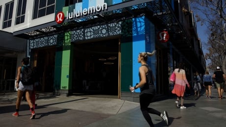 A jogger runs past a Lululemon Athletica Inc. store in Santa Monica, California, U.S., on Monday, March 25, 2019. Lululemon Athletica Inc. is scheduled to release earnings figures on March 27. Photographer: Patrick T. Fallon/Bloomberg LULULEMON EARNS
