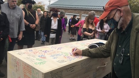 Bill Paul's friends signed his casket during his wake on Friday, held in a parking lot of a O'Neil's Funeral home. Bill Paul funeral
