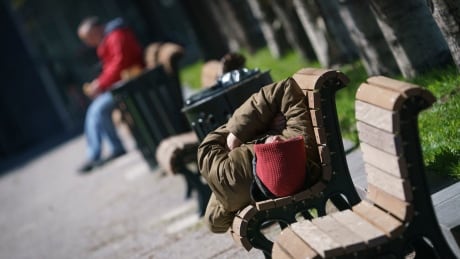 Radio-Canada / Ivanoh Demers
Un itinérant dormant sur un banc de parc a proximité de l’hôtel de ville de Montréal.
Photo prise a coté de l’hôtel de ville de Montréal, à Montréal, Québec.
Sur la photo: (Gauche à droite) Itinérance, itinérants, sdf, sans domicile fixe, pauvreté, toxicomanie, dans la rue, sans- abris
Le 06 Mai, 2021 2021/05/06 homeless
