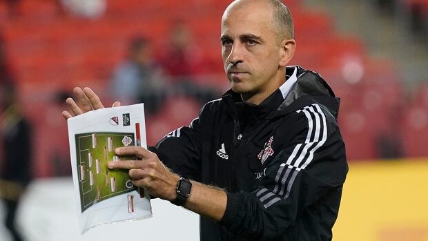 Pelatih sementara Javier Perez mengikuti GM Toronto FC Ali Curtis keluar dari pintu