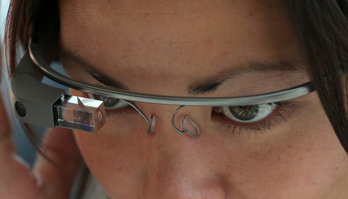 Se demostró que una mujer con un par de gafas inteligentes se realizó de cerca.