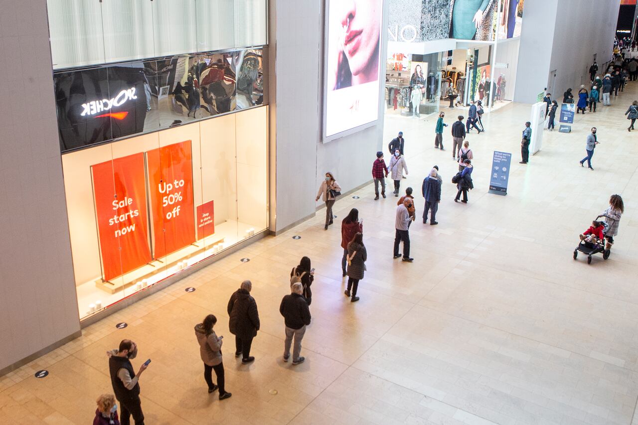 Absolute Frenzy As Ontarians Face Long Lines To Get Free Covid 19 Rapid Tests Cbc News