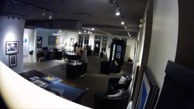 Art thieves make off with sculptures from Kelowna gallery