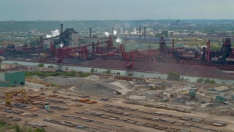 https://i.cbc.ca/1.6353919.1678754320!/cumulusImage/httpImage/image.jpg_gen/derivatives/16x9_780/drone-shots-hamilton-harbour-industrial-sector.jpg