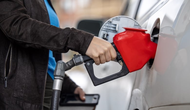 Les prix de l'essence sont en baisse par rapport au pic de l'été dernier