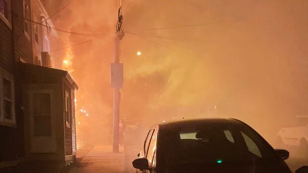 2 muertos en el incendio de la casa de St. John, accidente automovilístico