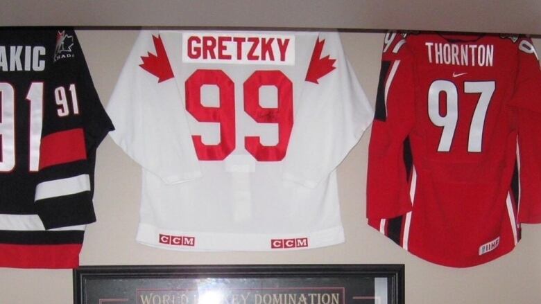 Wayne Gretzky Signed Framed Team Canada Jersey