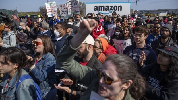 Les travailleurs de l’entrepôt d’Amazon à New York votent contre la syndicalisation