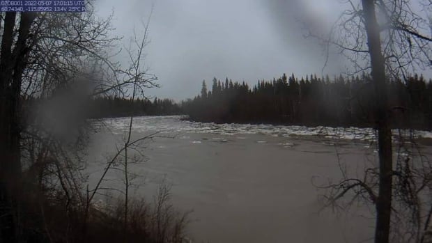 'The water's coming up so fast': Areas of Hay River, N.W.T., evacuated as localized flooding hits town