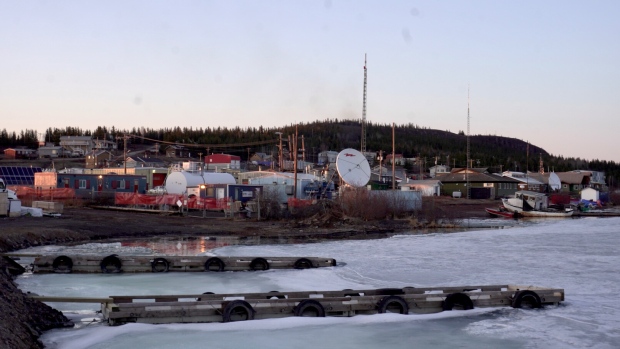 El Niño effects around Great Slave Lake made for 'spring-like' December in Łútsël K'é, N.W.T.; The community's chief said Łutselk'e is in a housing crises and that the new units are a start to establishing a happier community\.
