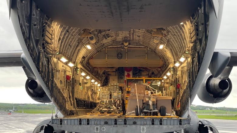 Las tripulaciones canadienses en tierra y en el aire alcanzan un hito al llevar ayuda a Ucrania devastada por la guerra