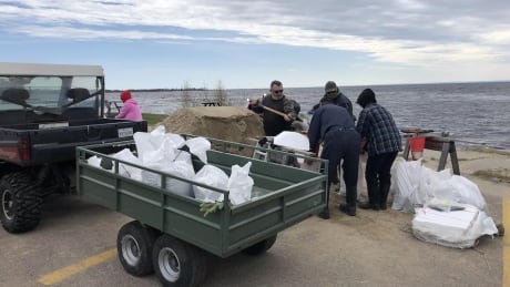 Residents in Saint-Félicien prepare sandbags as water levels in Lac-Saint-Jean are anticipated to rise over the weekend. Residents Saint-Félicien prepare flooding