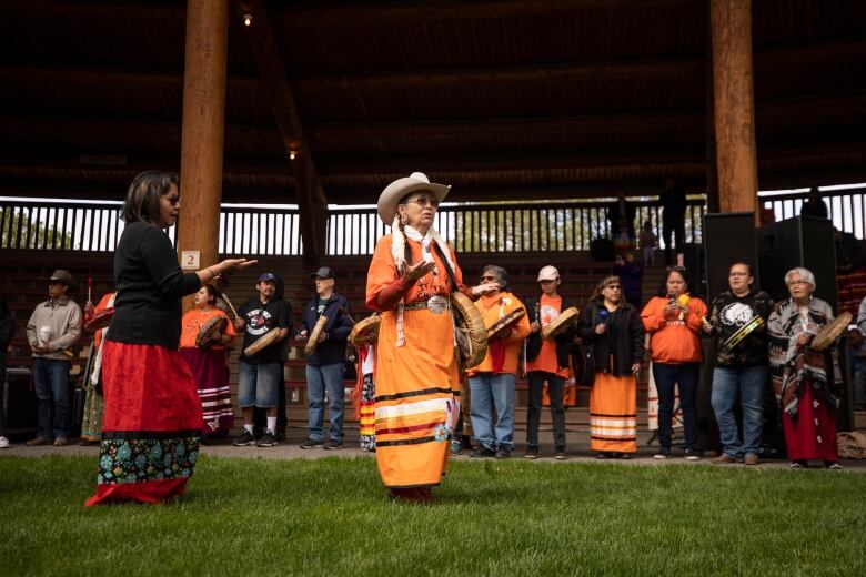 Hundreds gather for memorial marking 1 year since discovery at Kamloops residential school