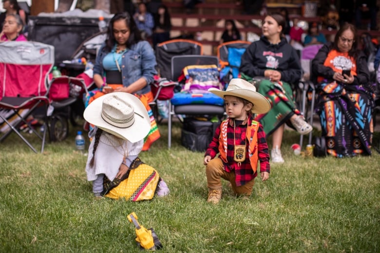 Hundreds gather for memorial marking 1 year since discovery at Kamloops residential school