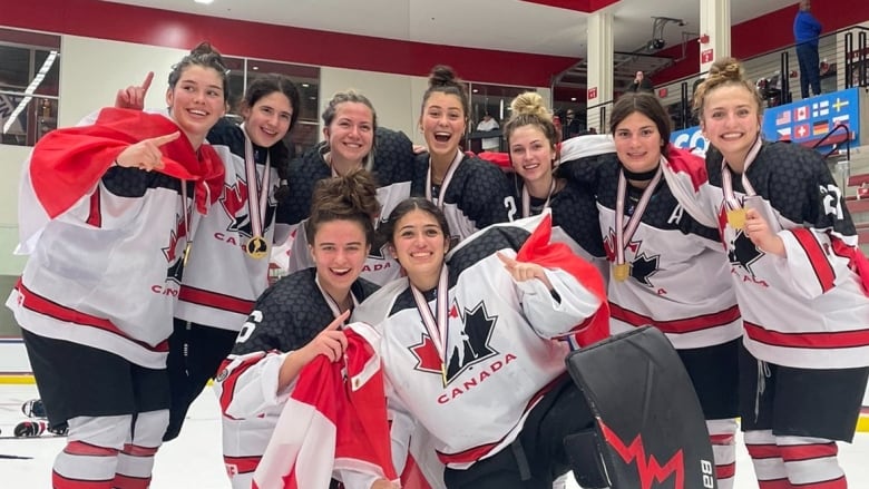 Canada Defeats U S To Capture Gold At Women S U18 Hockey Worlds Cbc Sports