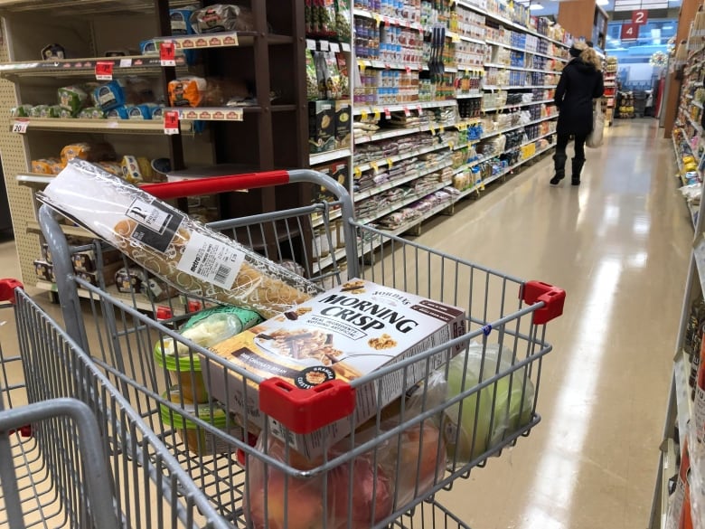 Un panier d'épicerie contenant divers produits alimentaires. 