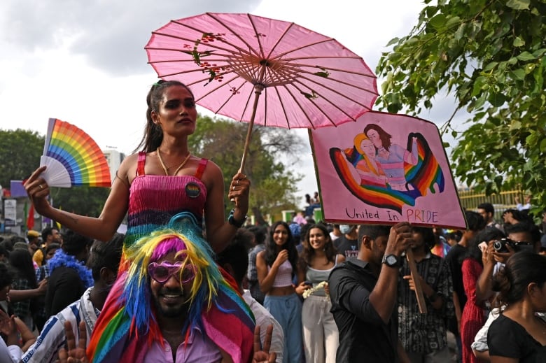 Des militants et des sympathisants de la communauté LGBTQ défilent à Chennai le 26 juin 2022. (Photo par Arun SANKAR / AFP) (Photo par ARUN SANKAR/AFP via Getty Images)