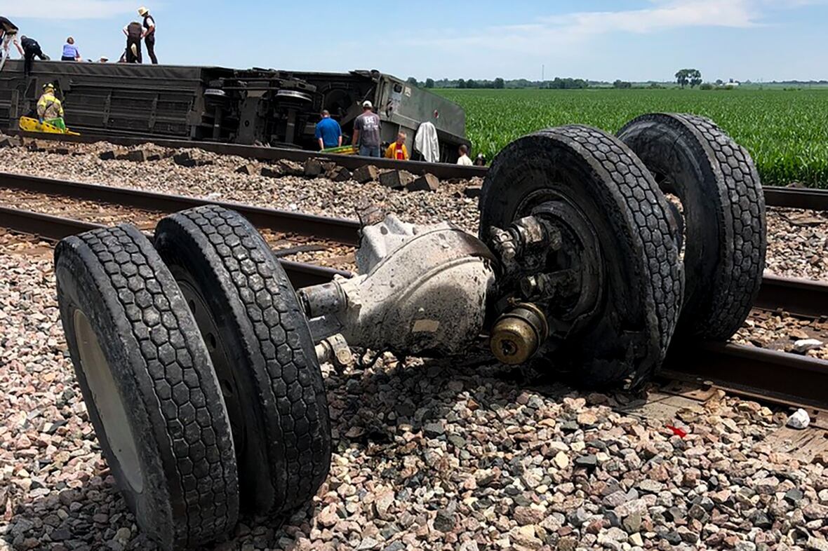 3-dead-several-hurt-after-amtrak-train-derails-in-missouri-after