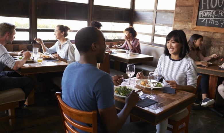 Un grupo de personas comiendo en un restaurante.