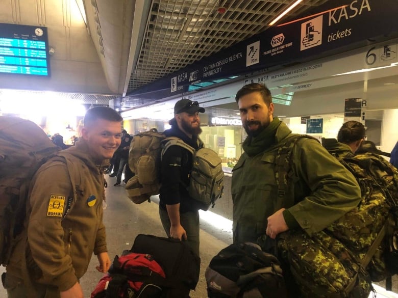 Trois hommes en uniforme militaire se trouvaient à l'aéroport.